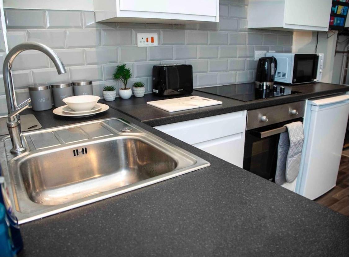 Apartment Modern 1br Flat In With Free Parking - Close To Railway Station *